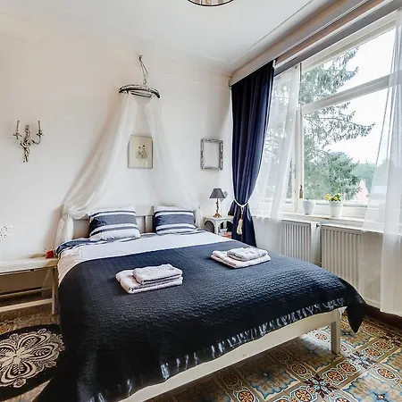 Chesterfield -view On Garden Appartement